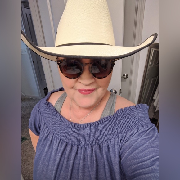 PLEASE LIKE FOR WHEN I GO LIVE LUXURY LISTINGS!!! - Picture 11 of 12